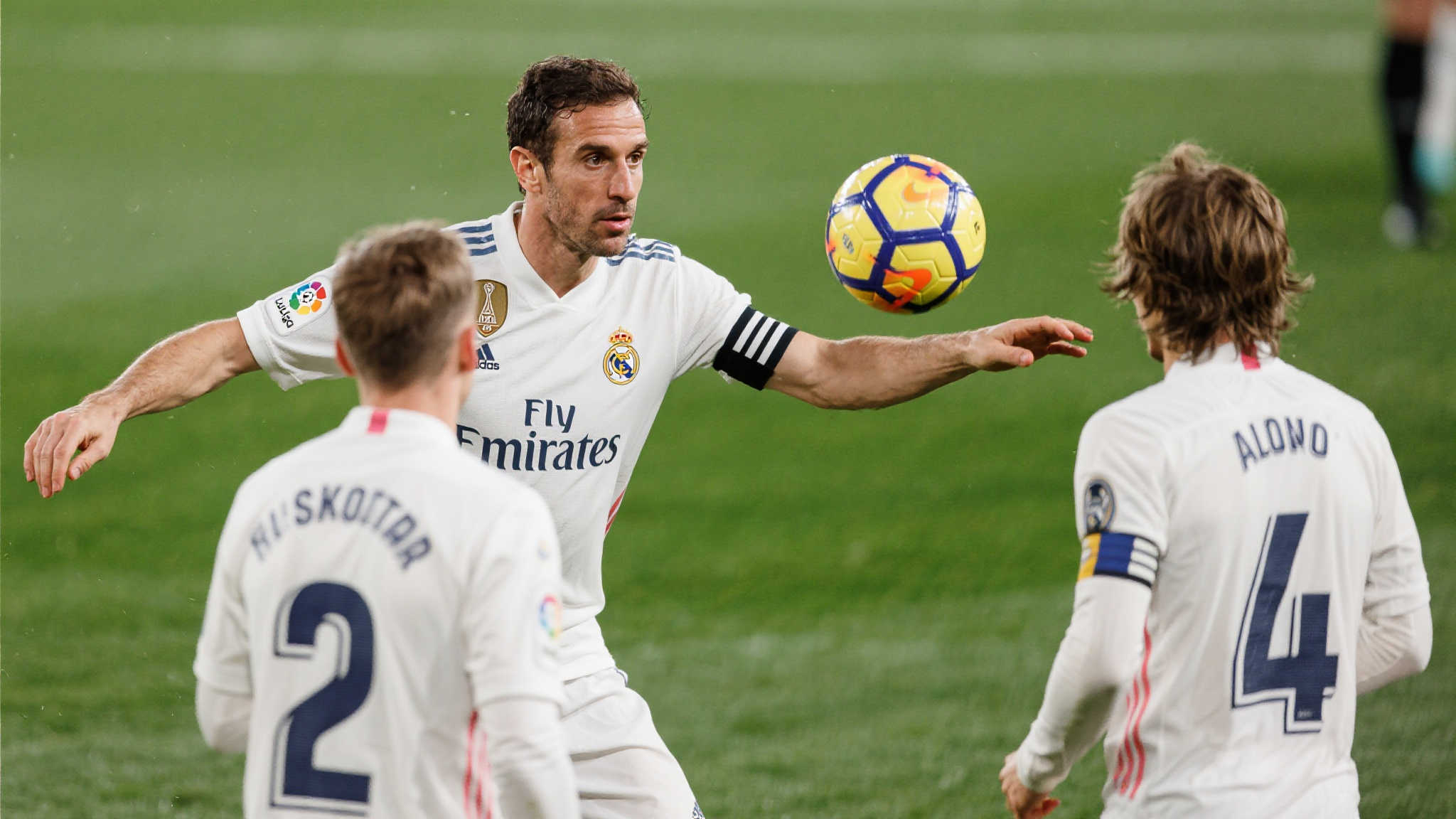 皇马犹豫不决，阿隆索继任者机遇错失！